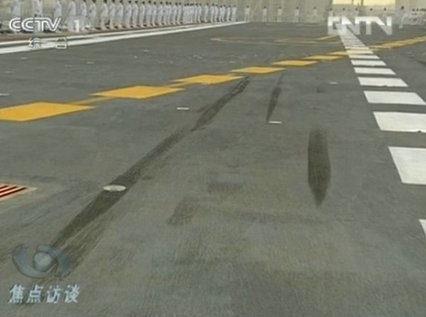 資料圖：甲板上清晰的艦載機(jī)留下的輪胎印。