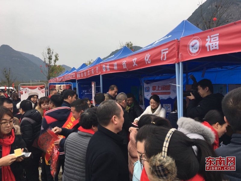 福建省文化廳為赤溪村群眾喜迎新春，舉行贈(zèng)送剪紙窗花、教授戲劇臉譜繪畫、體驗(yàn)版畫制作等文藝活動(dòng).jpg
