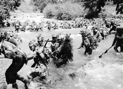 上圖：身披偽裝的中國(guó)士兵在前往滇西怒江前線的路上，他們將在那里阻截日軍的進(jìn)犯。