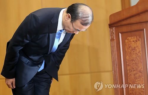 檢察總長韓相大30日上午10時在首爾檢察廳大樓舉行記者招待會宣布辭去檢察總長職務。（圖片來自韓聯(lián)社）