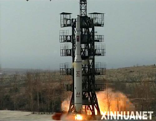 這張朝鮮中央通訊社2012年4月8日提供的照片顯示朝鮮4月5日發(fā)射“光明星2號”試驗通信衛(wèi)星的情景。新華社/朝中社src=