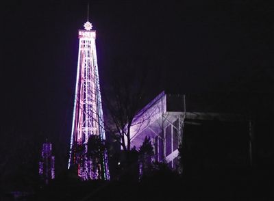 22日，朝韓軍事分界線附近愛妓峰山頂，韓國宗教團體點亮了一棵30米高的巨大圣誕樹，被朝鮮指責為心理戰(zhàn)。