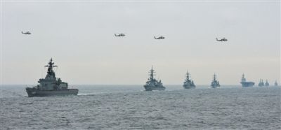 2012年10月14日，日本海上自衛(wèi)隊(duì)舉行閱艦式。2013年，日本自衛(wèi)隊(duì)時(shí)隔11年首增防衛(wèi)預(yù)算。資料圖片