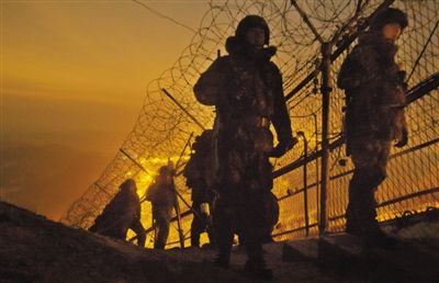 2012年12月26日，新年將至，韓國陸軍28師官兵在軍事分界線附近巡邏。