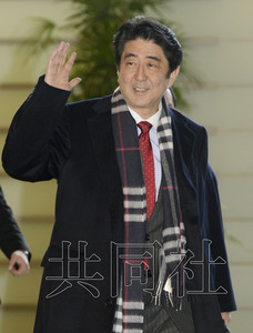圖為2月21日上午安倍步入官邸。