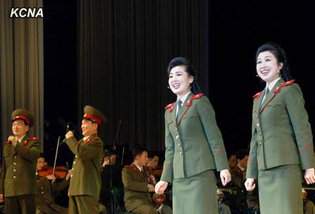 朝鮮人民軍協(xié)奏團9日舉辦名為綜合演出，慶祝金正日出任朝鮮國防委員會委員長20周年