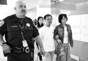失事客機乘客在警察的保護(hù)下離開機場。