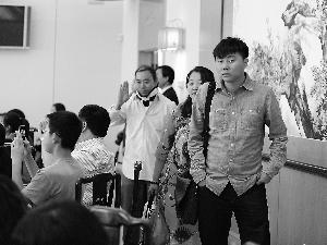 搭乘韓亞航空公司失事客機的3名山西教師(右)應(yīng)邀做客中國駐美國舊金山總領(lǐng)事官邸。新華社發(fā)