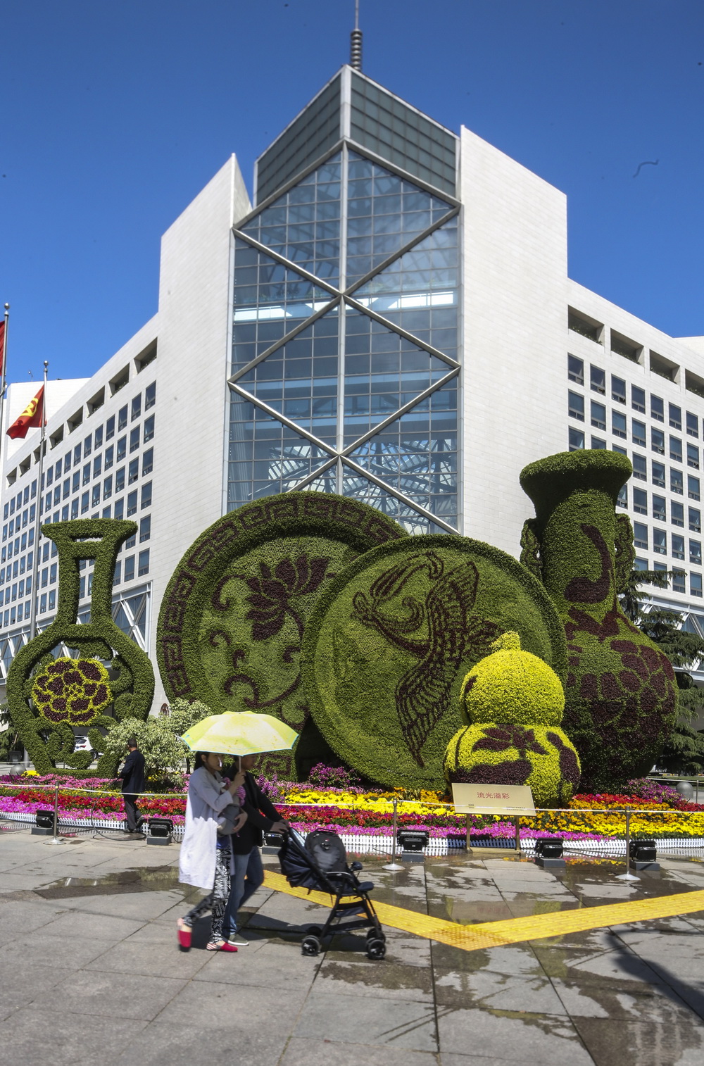 5月10日拍攝的西單路口的“流光溢彩”花壇。