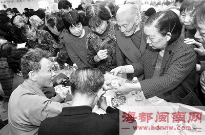 老人們領(lǐng)取生活補助款 老人們領(lǐng)取生活補助款