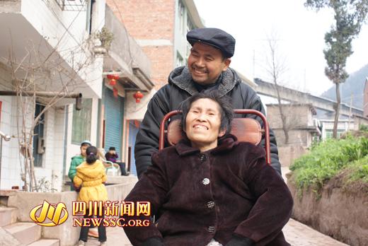 妻子過(guò)門兩年重病癱瘓丈夫背妻33載似服侍嬰兒