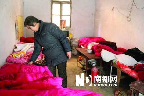  ●南陽(yáng)市民政局2月6日領(lǐng)走的5個(gè)棄嬰，曾被周鳳桂藏在靳崗福利院幾百米外的這間民房里。