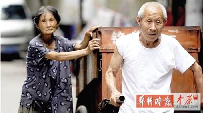 老漢向外拉垃圾，老伴在后邊幫忙推車(chē)。