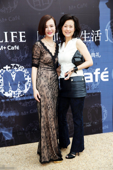 丁瑋為前貴州貪官閻建宏的兒媳婦，東窗事發(fā)時(shí)攜巨額遠(yuǎn)逃美國創(chuàng)立珠寶品牌歐致寶，與薛蠻子在美國相識(shí)，后嫁予薛蠻子，成為薛蠻子的第二任妻子。