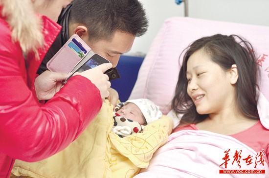 2月26日，雷超超順利生下一子，親人第一時間拍下合影，隨后她傳上微博與粉絲分享喜悅。記者唐俊攝