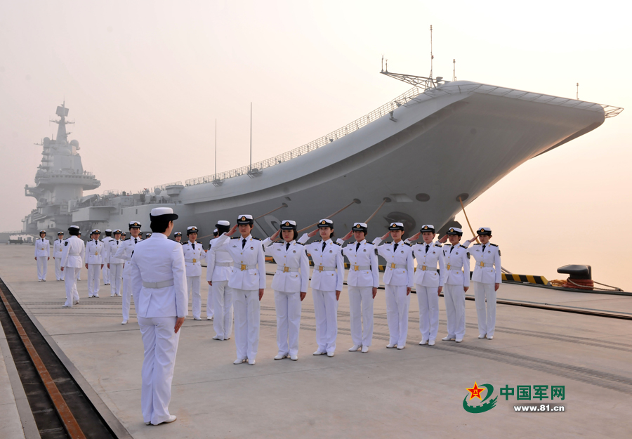 遼寧艦女艦員在進(jìn)行隊(duì)列訓(xùn)練。本網(wǎng)通訊員 張凱 攝