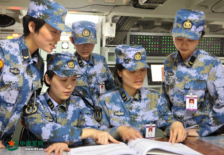 遼寧艦女艦員共同學(xué)習(xí)專業(yè)知識(shí)。本網(wǎng)通訊員 王松岐 攝