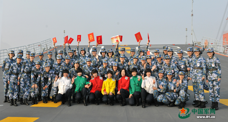 獲獎(jiǎng)多多的三八紅旗手女艦員群體合影。本網(wǎng)通訊員 王松岐 攝