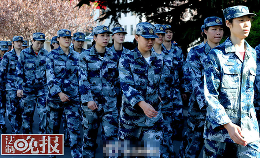 圖為女排姑娘在空軍訓(xùn)練基地進(jìn)行軍訓(xùn)。