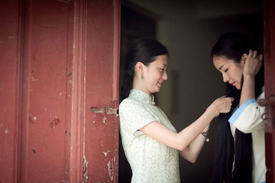 校花畢業(yè)照顯民國范兒 復古長裙麻花辮(圖)