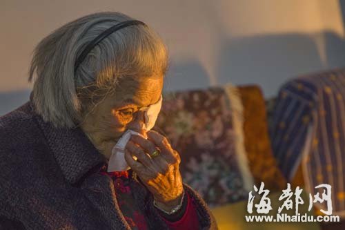塵封77年的愛情:國家公祭日直播為丈夫點(diǎn)香祭奠