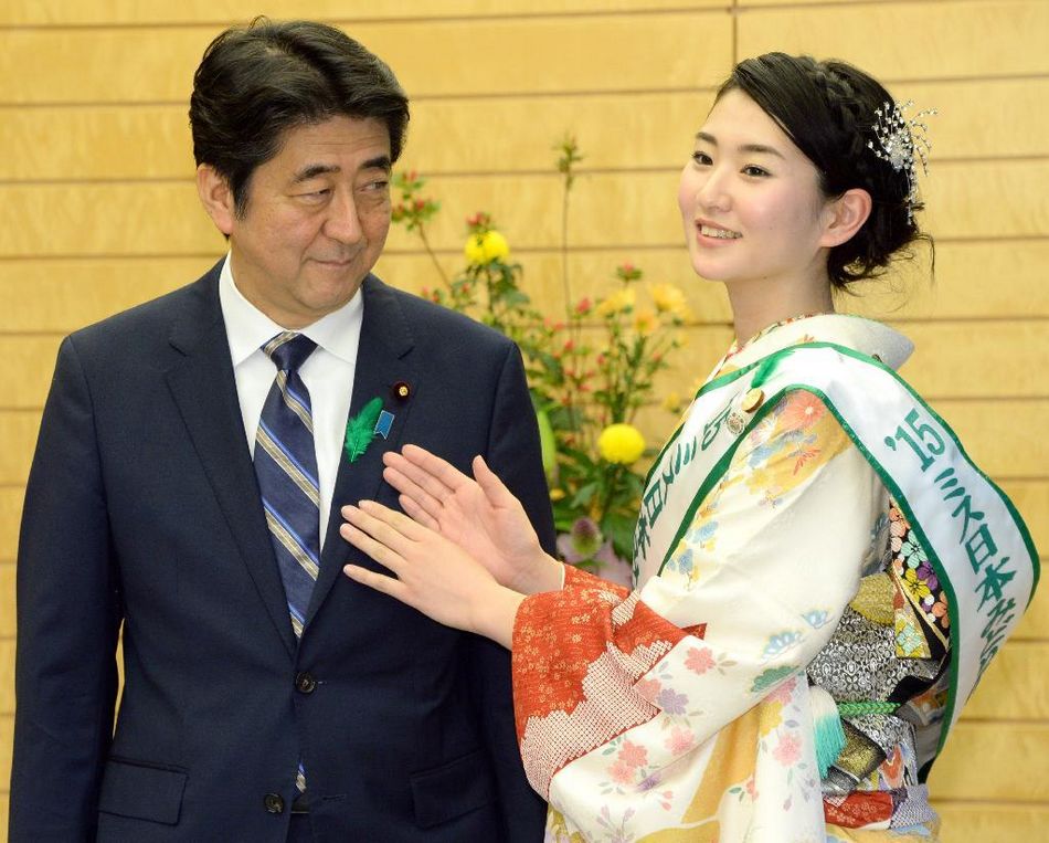 安倍接見(jiàn)日本櫻花女王、綠色女神