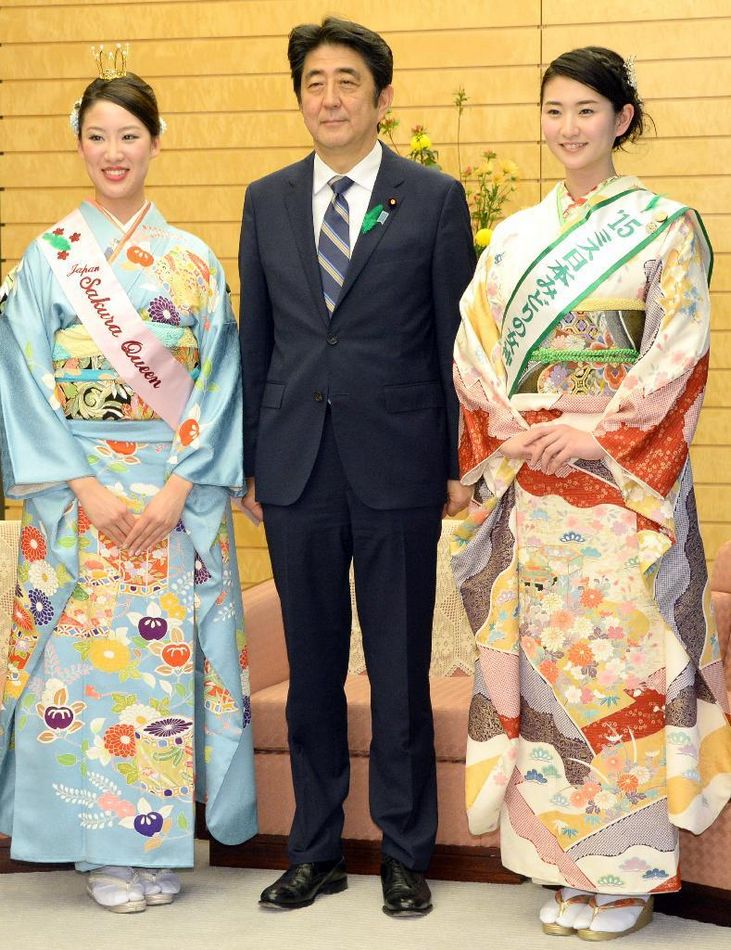 安倍接見(jiàn)日本櫻花女王、綠色女神