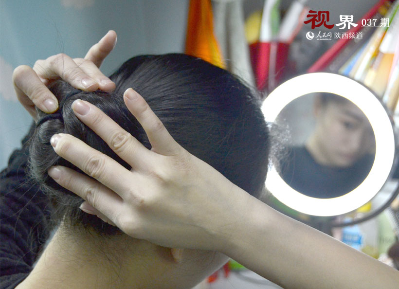清晨6時(shí)，黃嘉慧開(kāi)始洗漱整理。盤(pán)頭，對(duì)于舞者而言，是清晨的一種儀式。