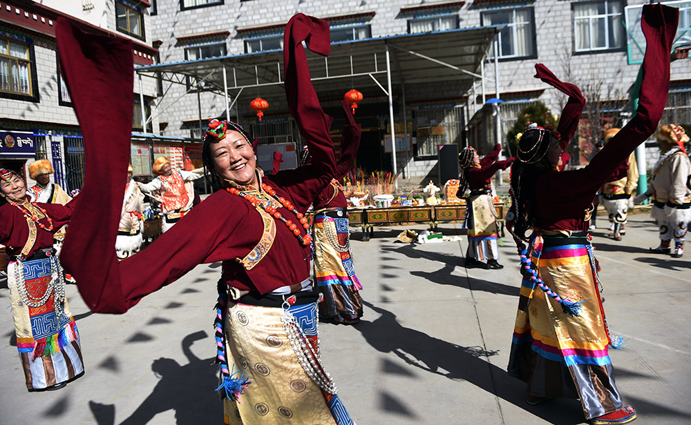 2月27日，拉薩市城關(guān)區(qū)阿壩林卡社區(qū)老年文藝隊(duì)表演舞蹈。