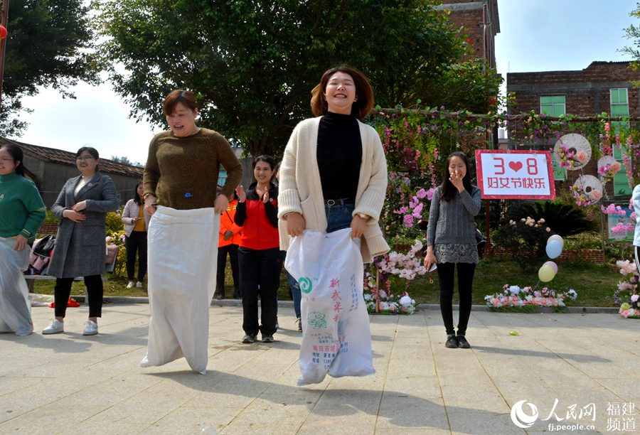  “迎三八”：泉州市泉港區(qū)的女干部在開展戶外拓展活動(dòng)。林弘梫攝